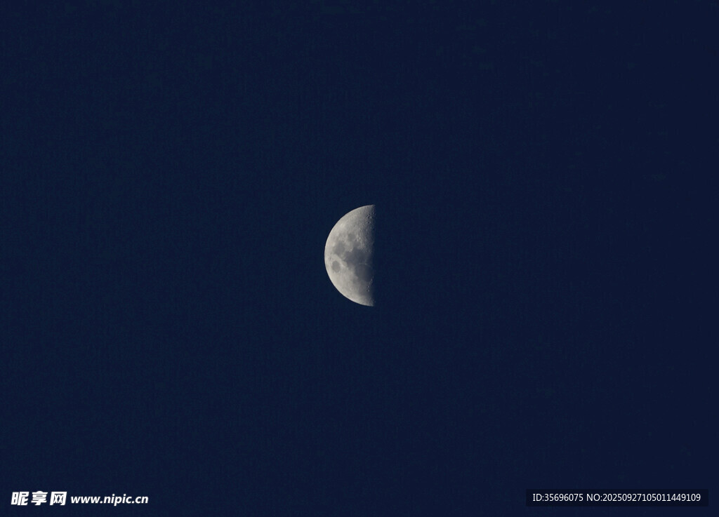 夜空中的月牙