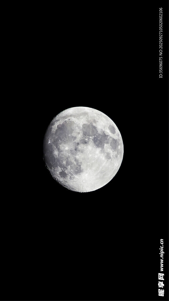 夜空中的皎洁明月