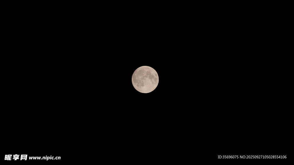夜空中的孤独月亮