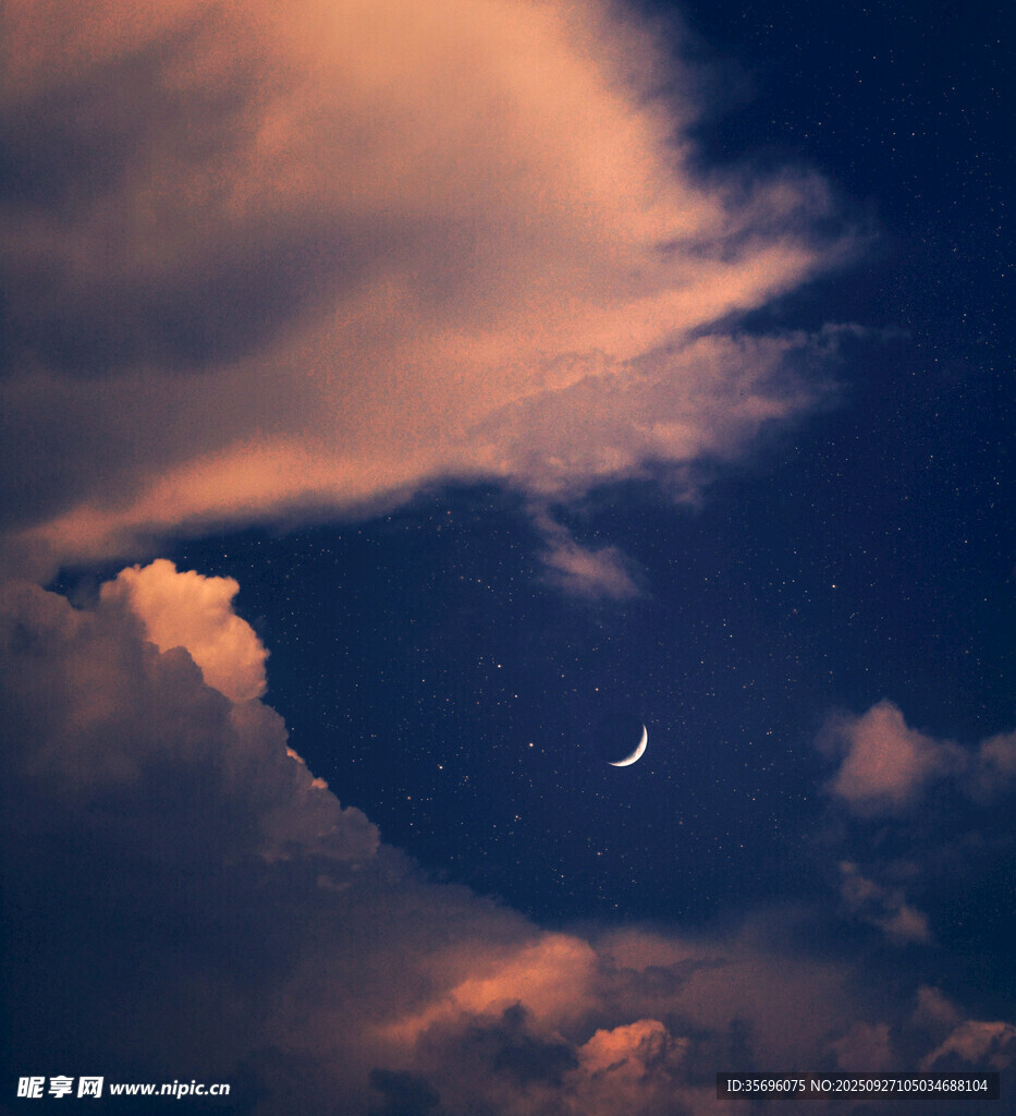 夜幕中弯月伴绚丽云彩