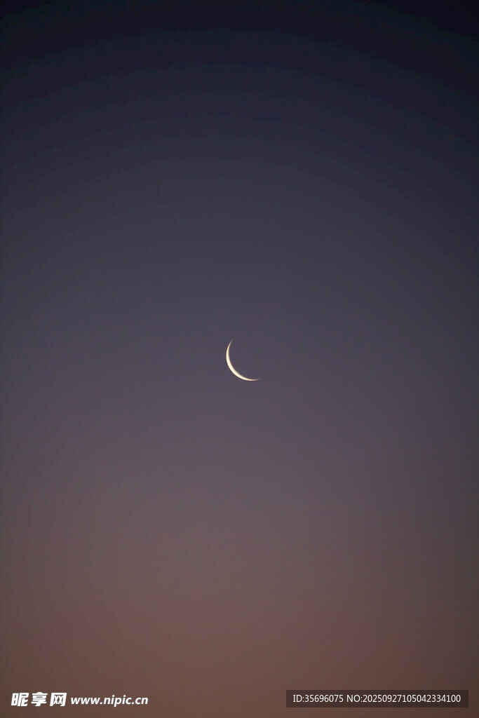 夜幕中的弯弯新月