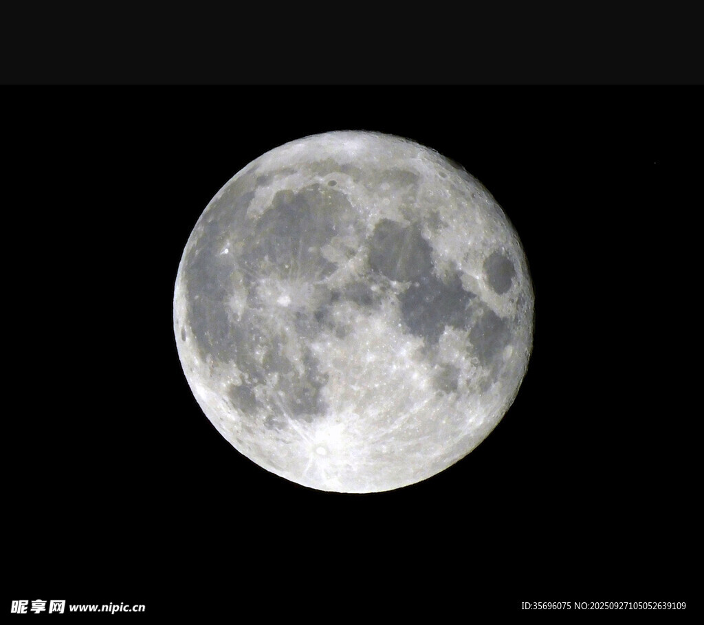夜空中的皎洁满月
