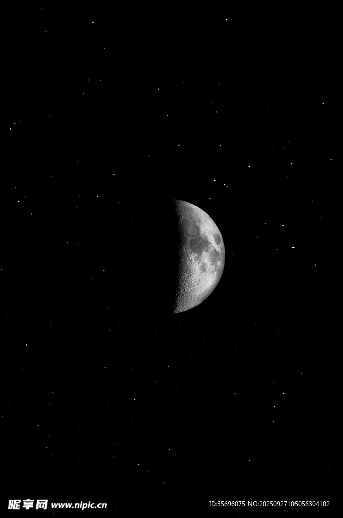 夜空中的半月