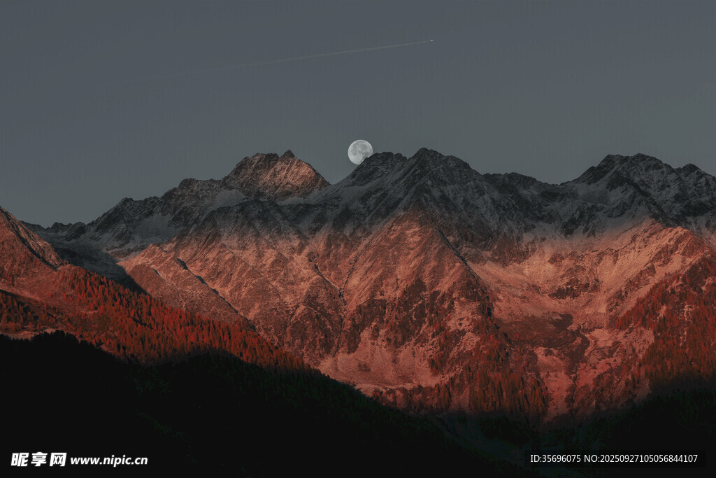 夕阳下的壮丽山峦与月