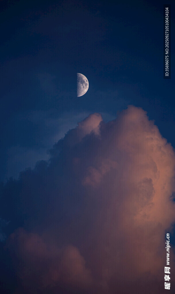 夜空中的弯月与云朵