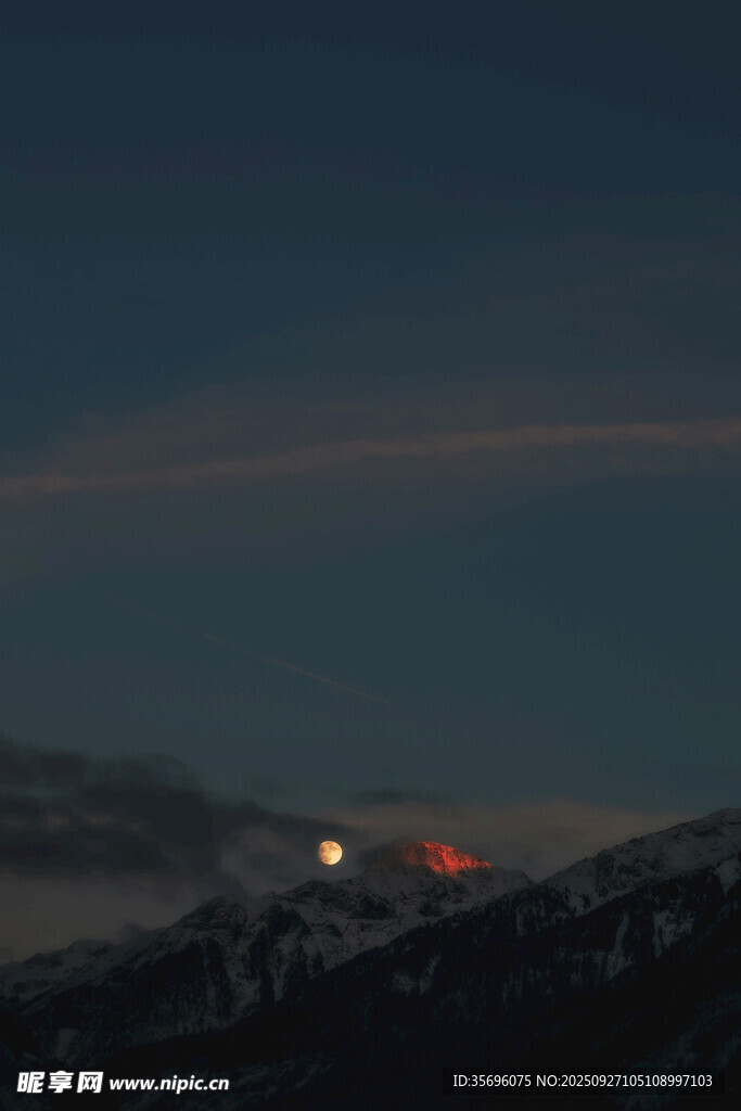 夜幕下的山景与远方灯火