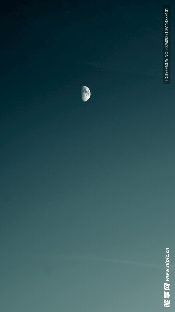 夜空中的弯弯月牙
