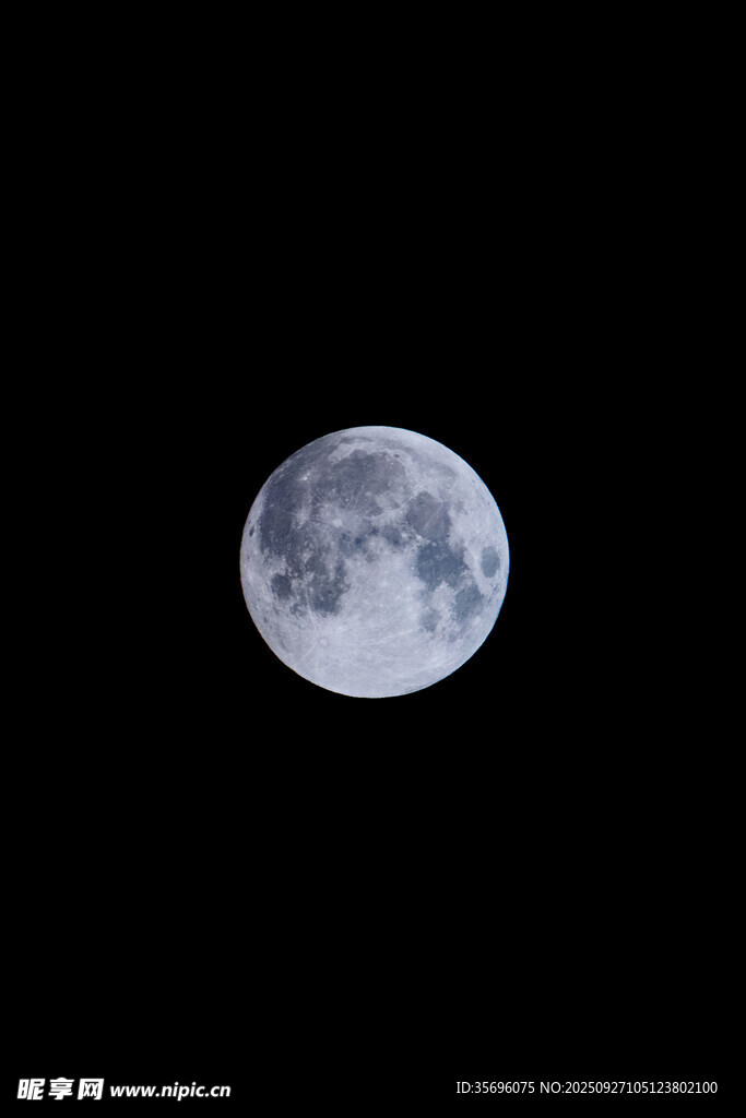 夜空中的皎洁明月
