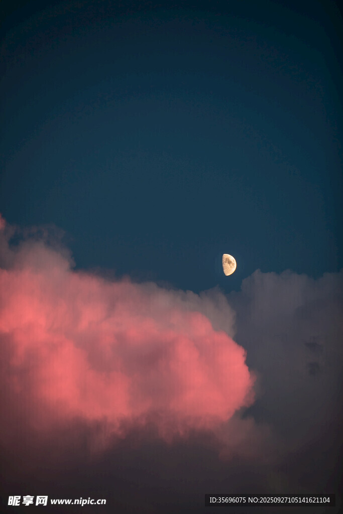 月夜粉云美景