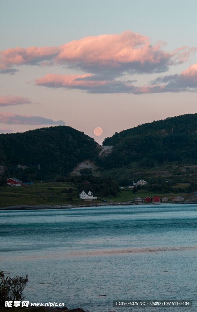 湖畔晚霞美景