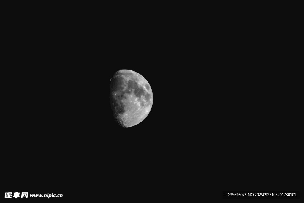 夜空中的半月