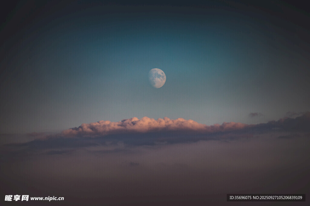 月夜下的山峦美景