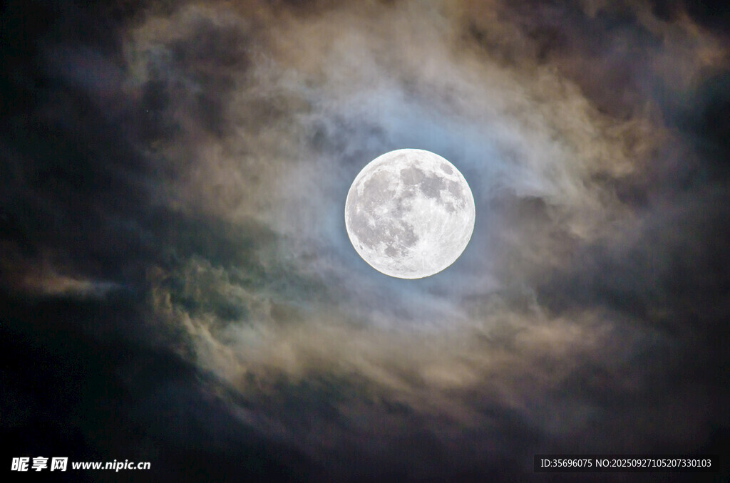 夜空中的皎洁明月