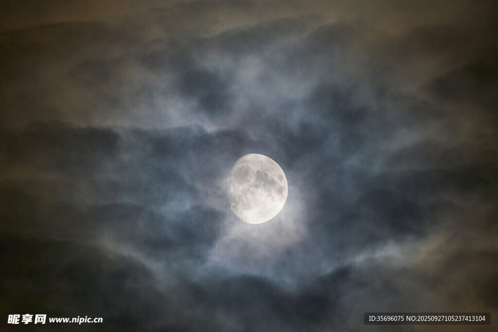 夜空中朦胧的明亮圆月