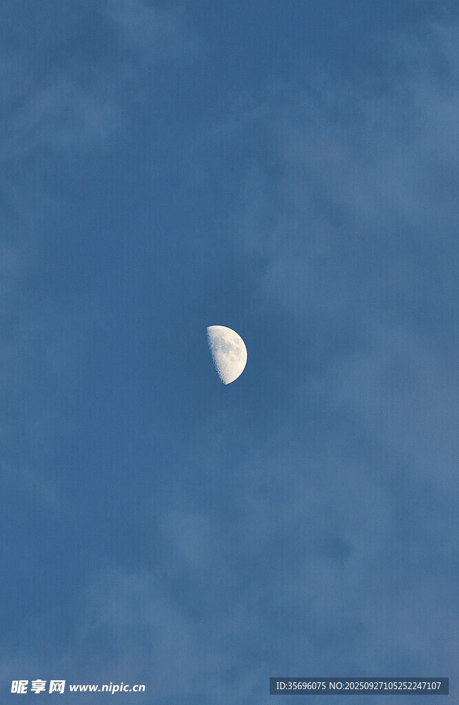 蓝天中的一弯新月