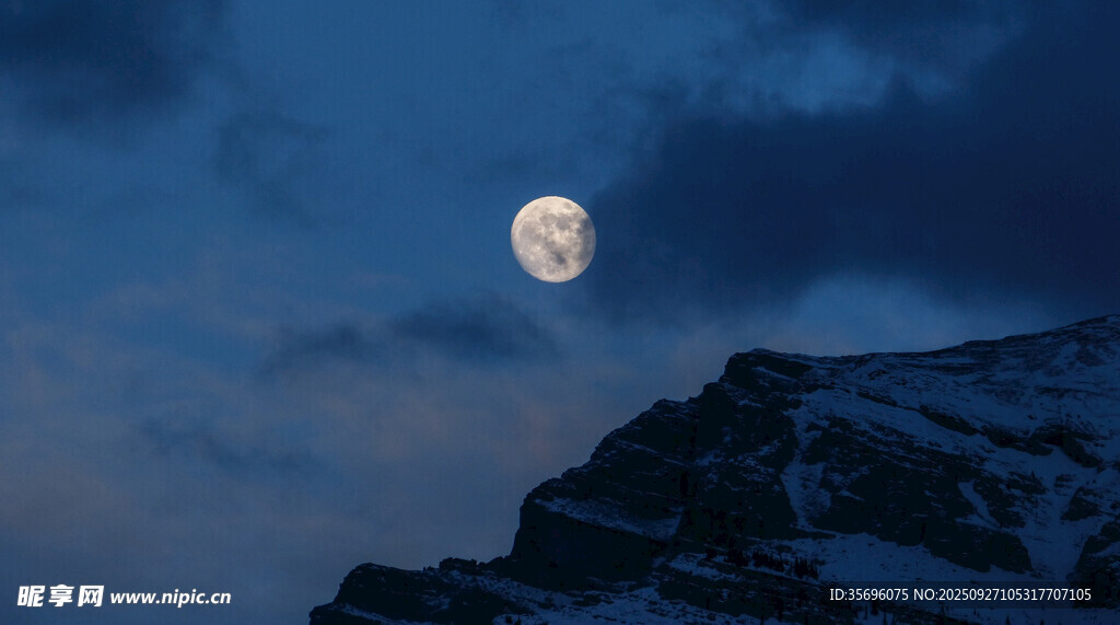 月夜雪山美景