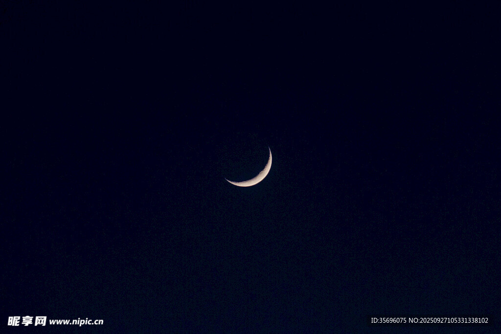 夜空中的弯弯新月