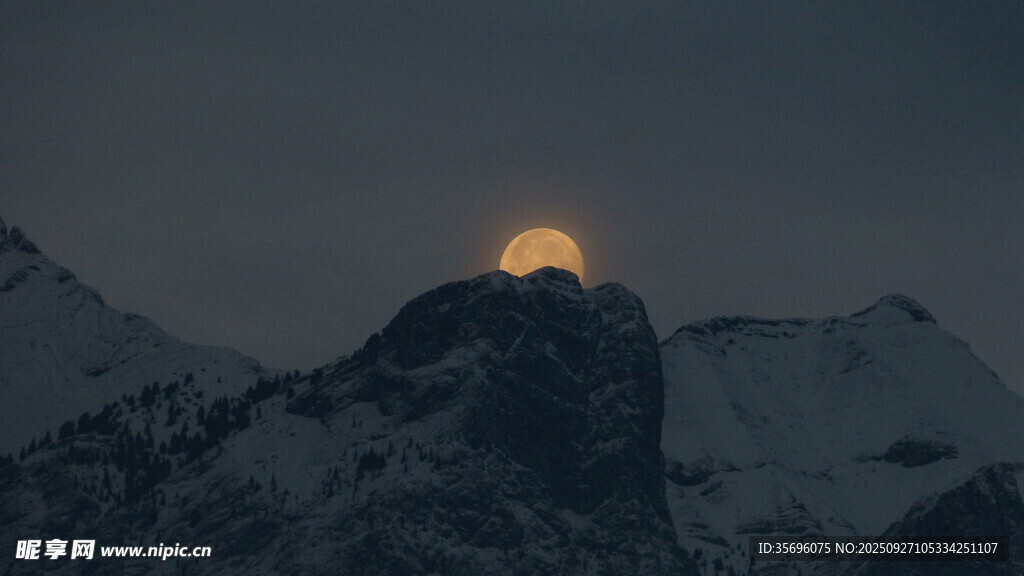月夜雪山美景