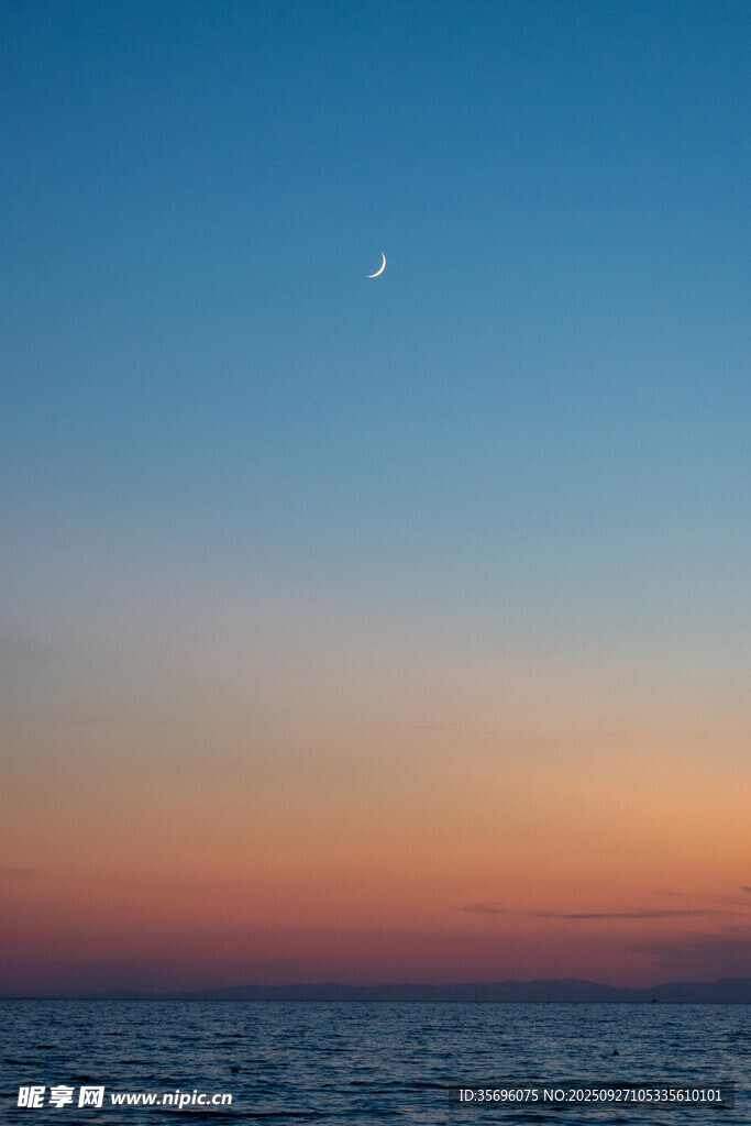 海上黄昏时的弯月美景