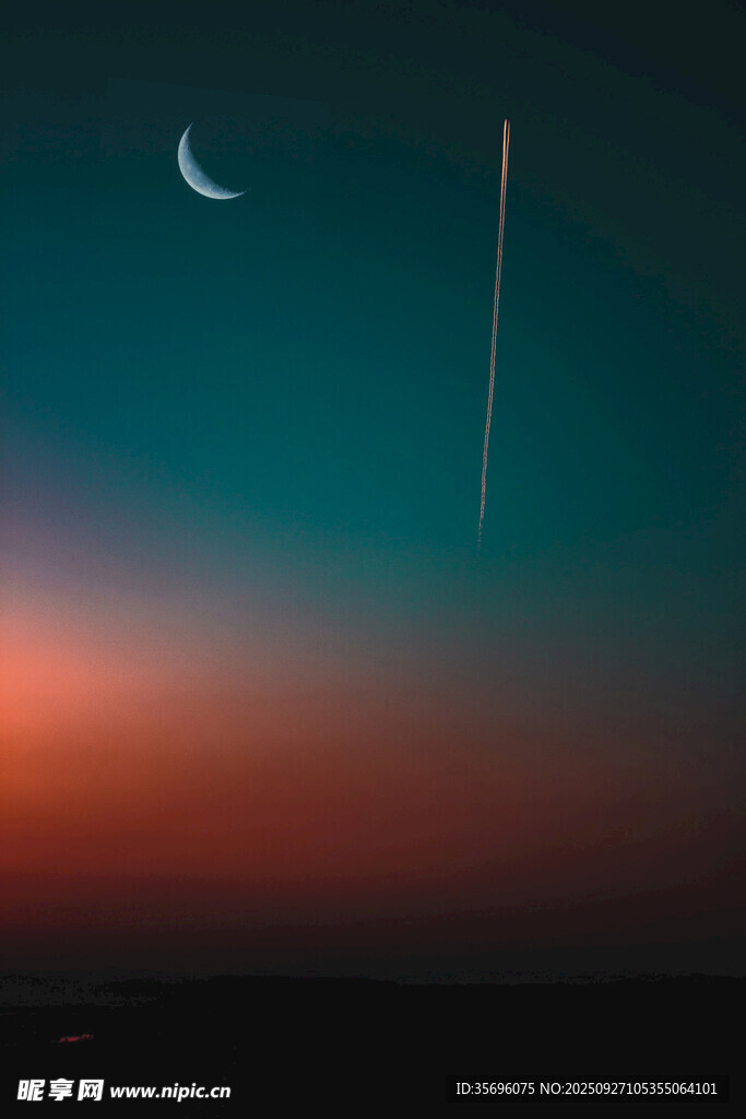 夜幕下的新月与天际线