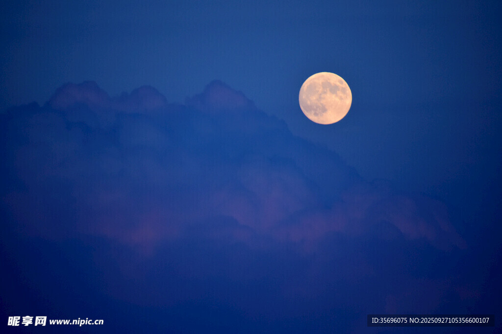 夜空下的明亮圆月