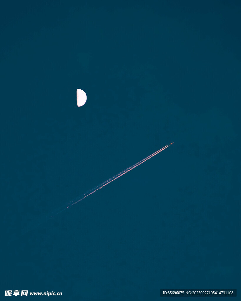 夜空中的飞机尾迹与月亮