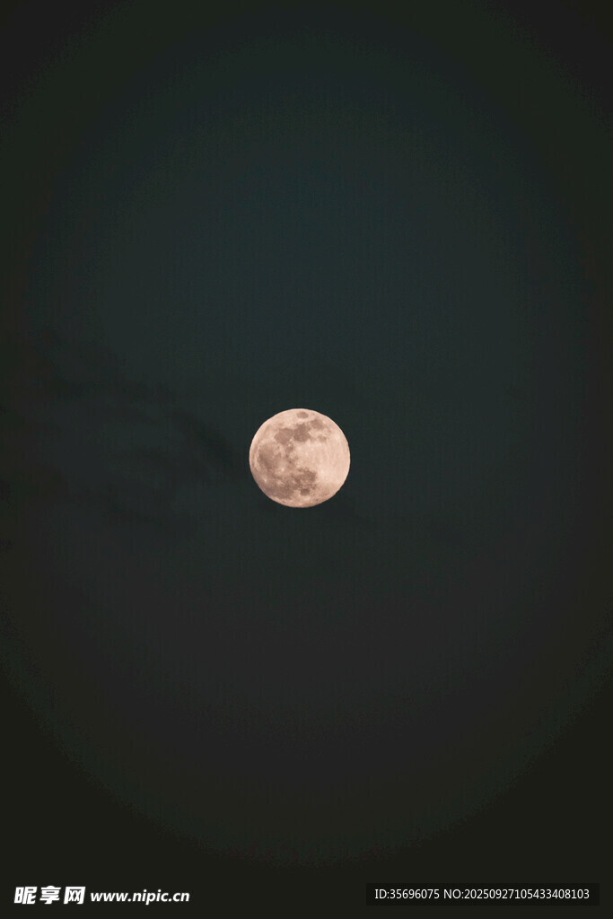 夜空中的孤独月亮
