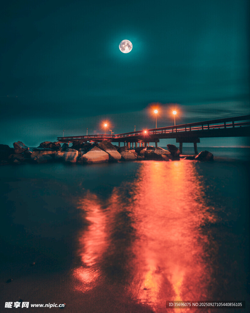 月夜下的码头灯光倒影