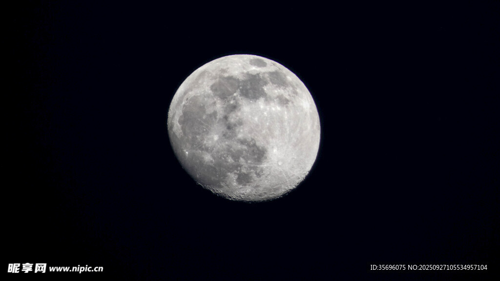 夜空中的皎洁满月