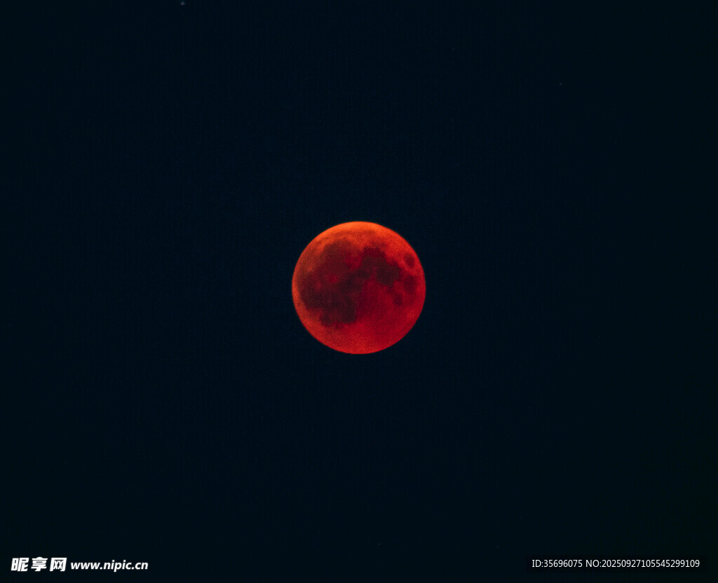 夜空中的红月亮