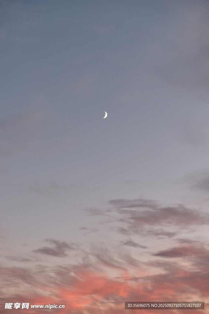黄昏天空中的弯月与彩云
