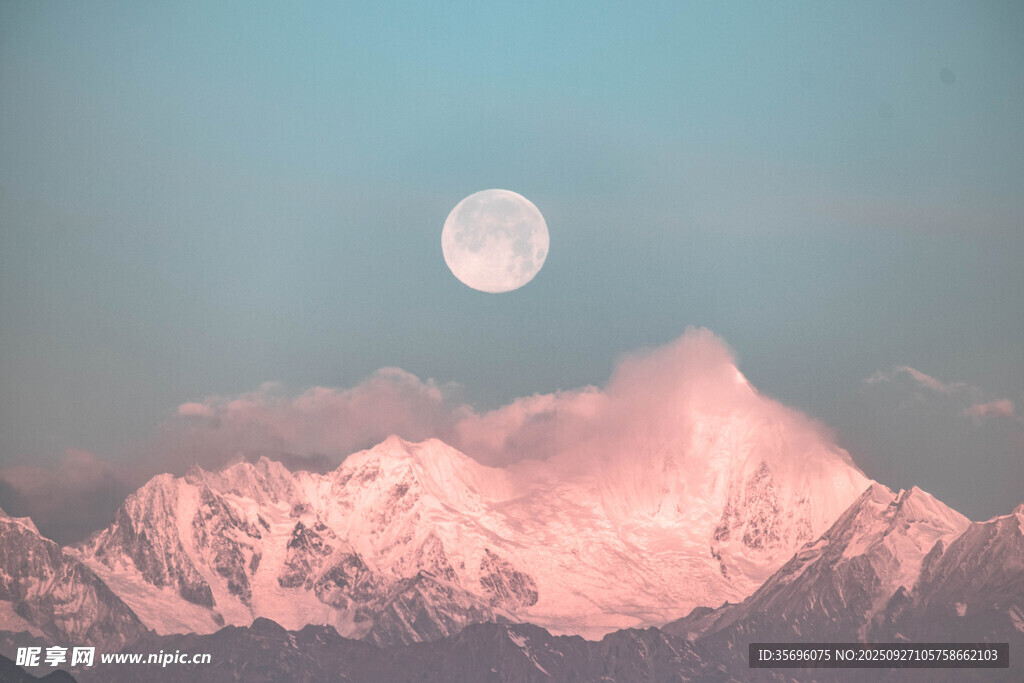 月下雪山美景