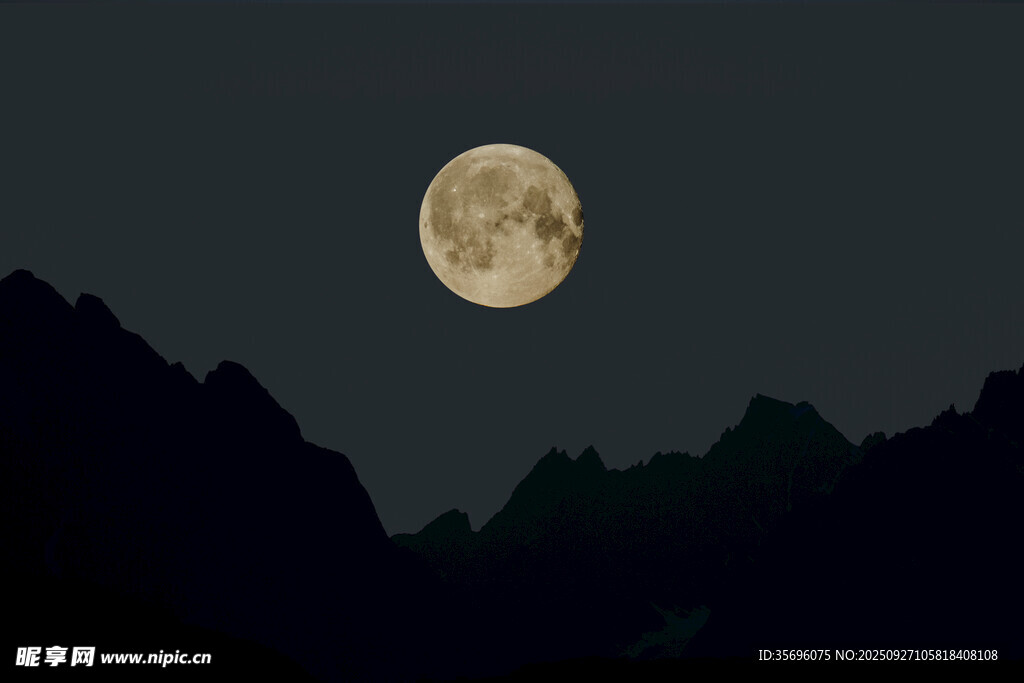 山间夜空中的明亮圆月