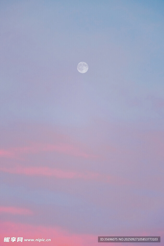 粉蓝天空中的皎洁月亮