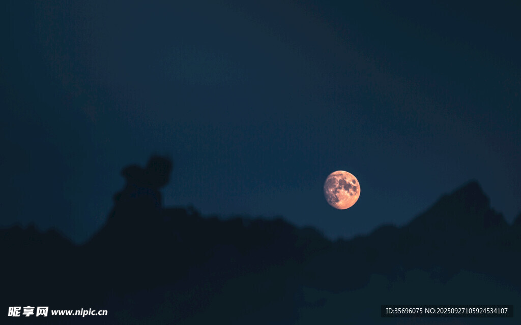 夜幕下的明月与山影