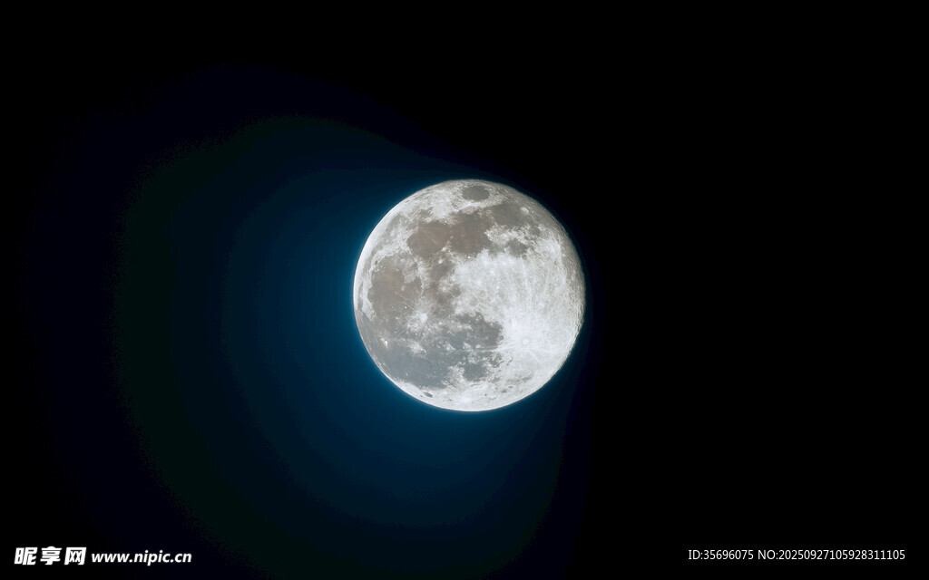 夜空中的皎洁明月