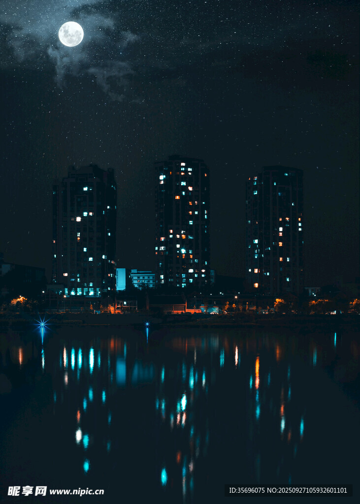 月夜下的城市璀璨倒影