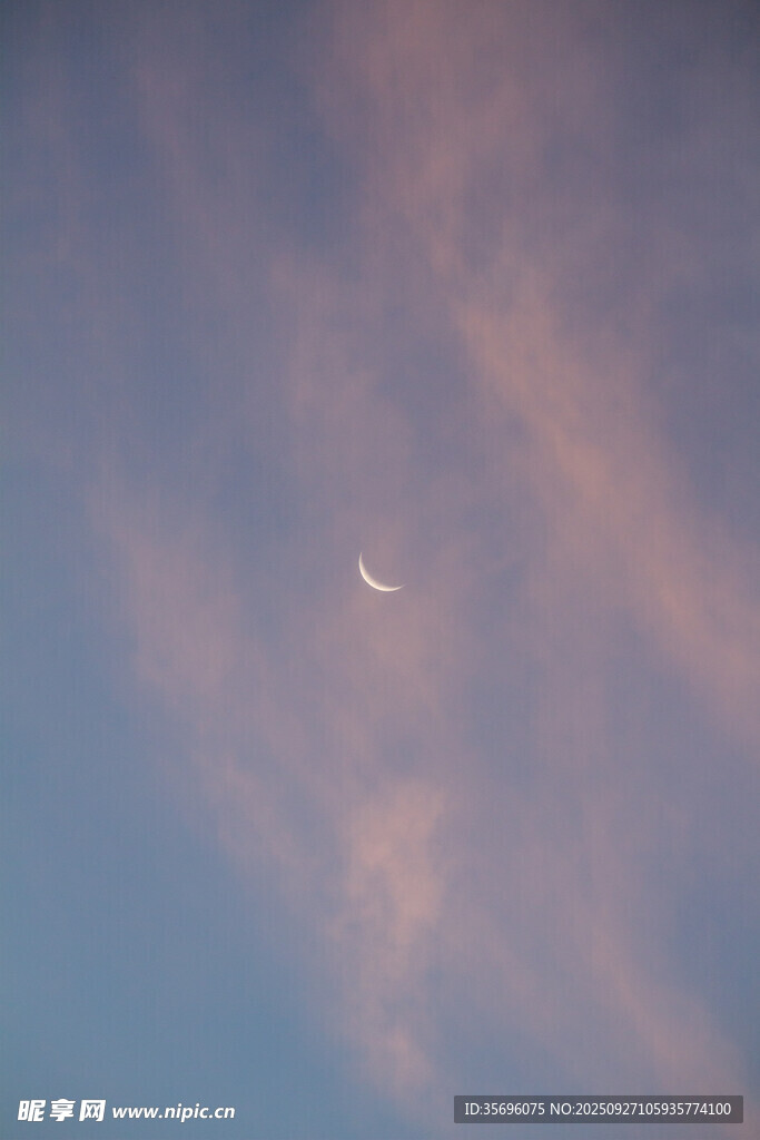 天空中弯月伴彩云
