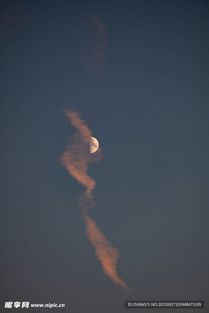 夜空中的弯月与彩云