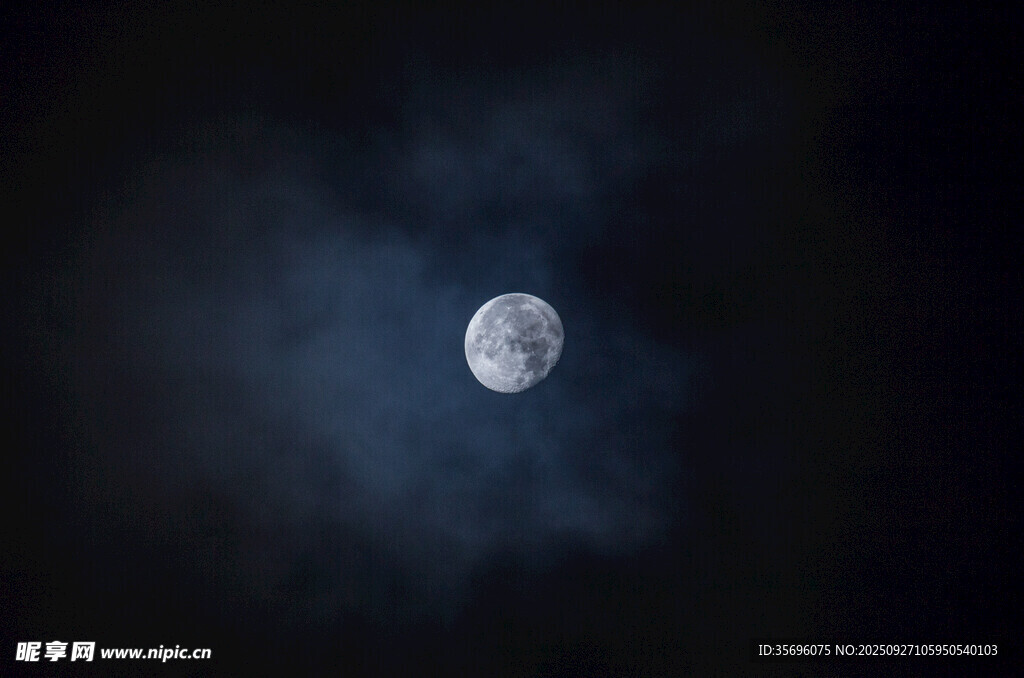夜空中的皎洁明月