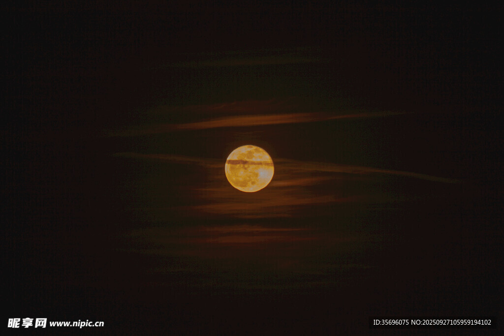 夜空中的明亮圆月
