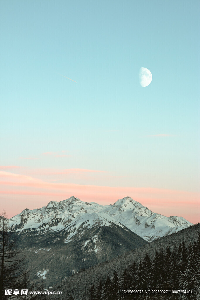 雪山月夜美景