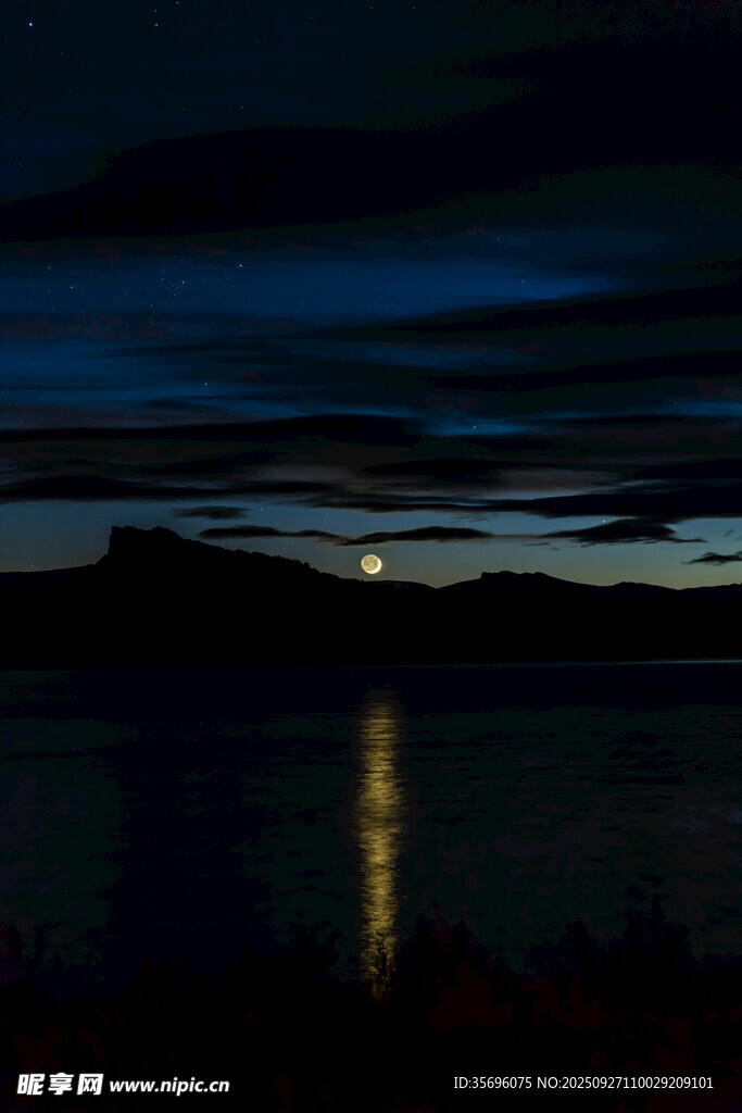 月夜下的静谧湖面