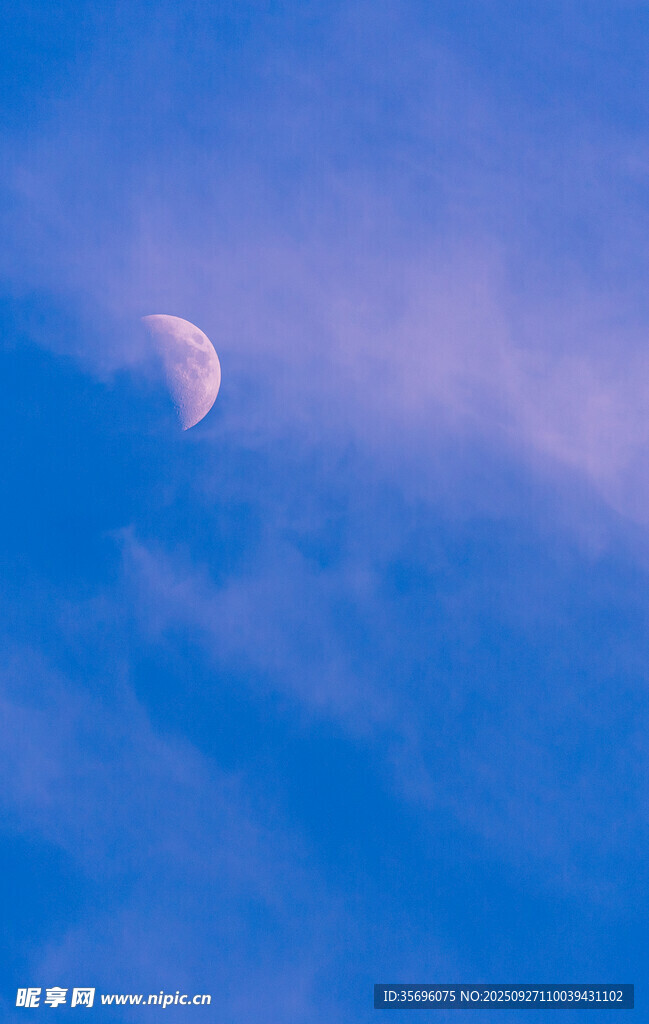 蓝空下的弯弯月牙