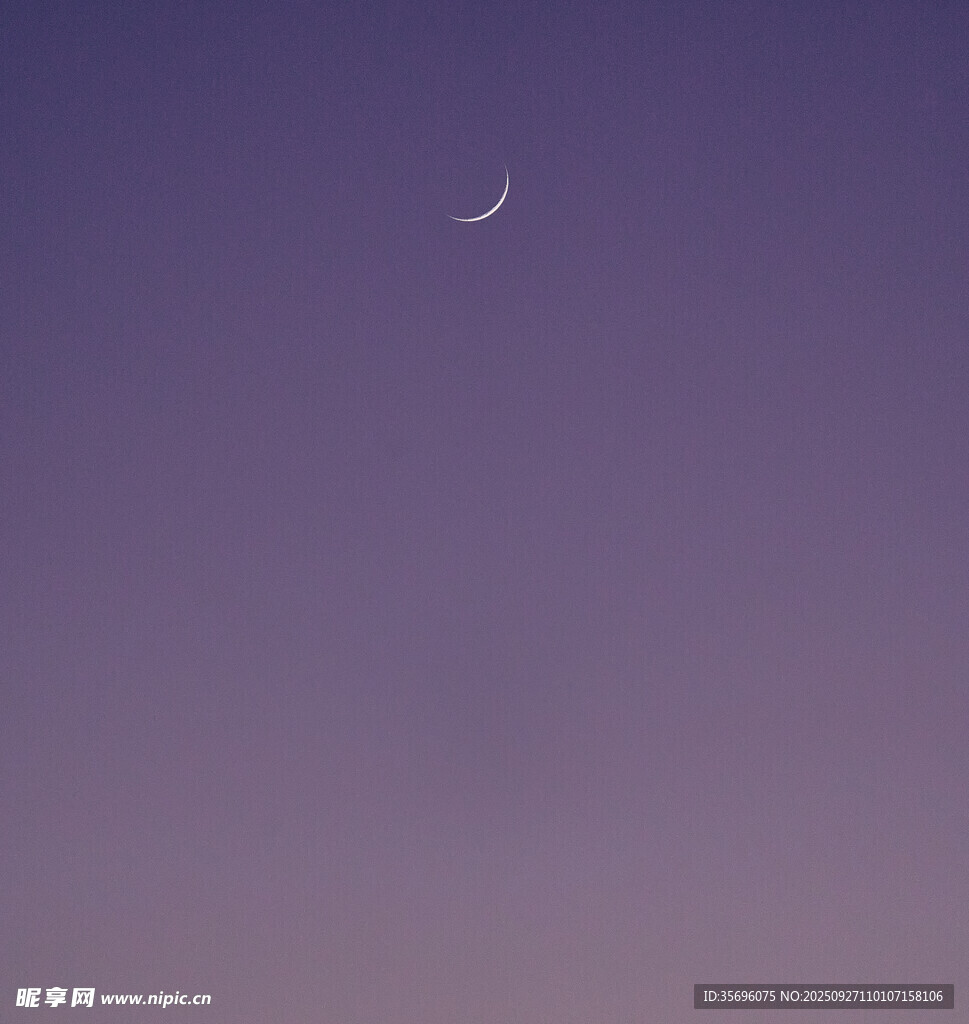 夜空下的弯弯新月