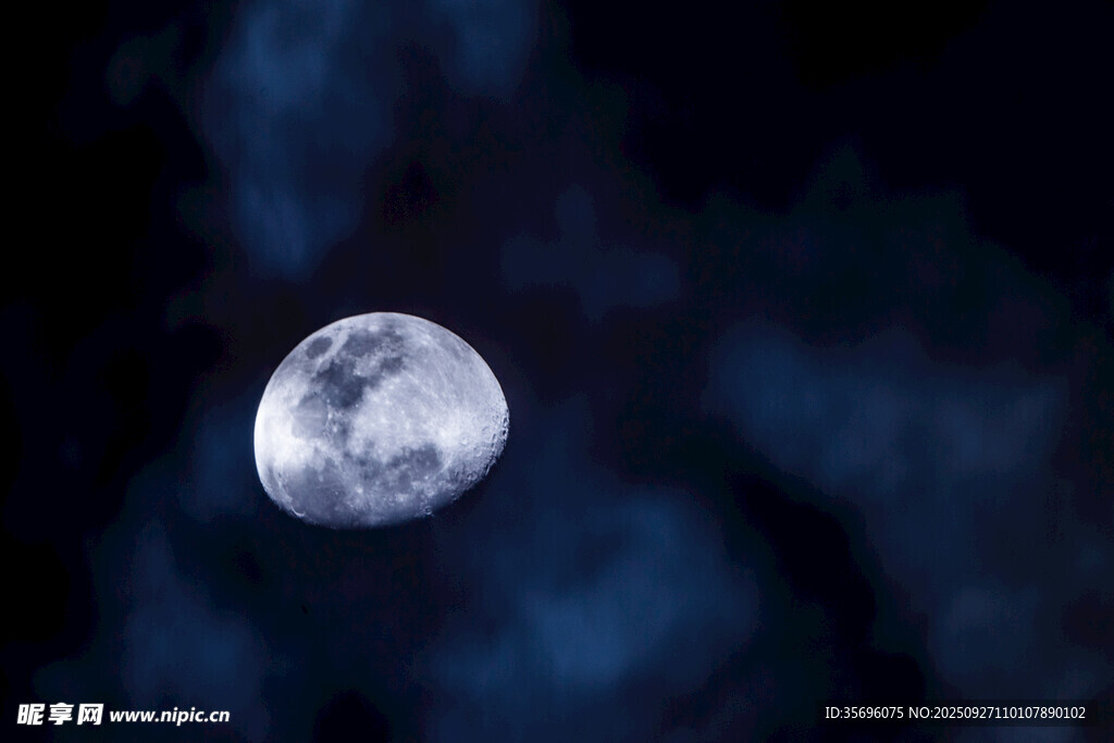 夜空中的皎洁明月