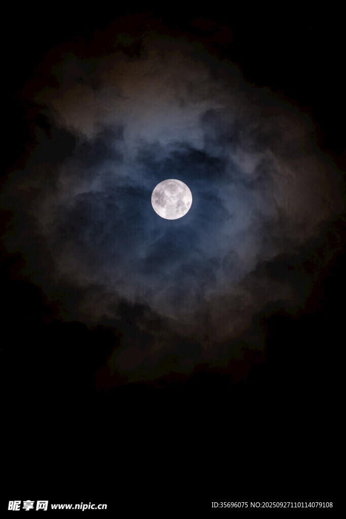 夜空中的皎洁明月