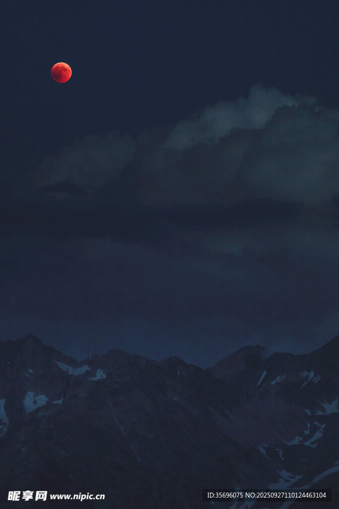 夜空下的红月与山峦