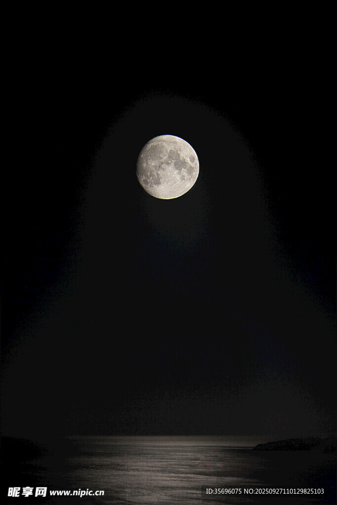 月夜下的山峦与水中月影