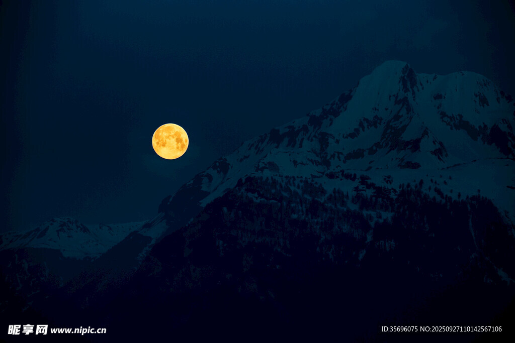 月夜下的巍峨雪山